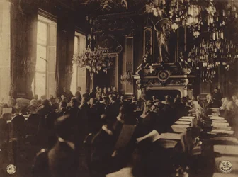 Amerika in de Eerste Wereldoorlog: Tolk vertaalt de toespraak van president Poincare in het Engels bij de opening van de Vredesconferentie