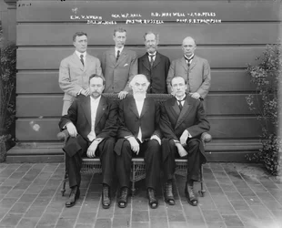 Charles Taze Russell (midden) met Ernest Wilson V. Kuehn, Generaal William P. Hall, Robert B. Maxwell, J.T.D. Pyles, Dr. Leslie W. Jones, Professor F.B. Thompson, 1911