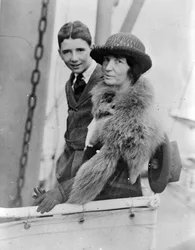 Margaret Sanger en haar oudere zoon Stuart in Japan