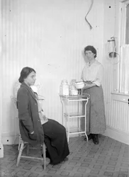 Margaret Sanger met haar collega Fania Mindell, bij de kliniek in Brownsville, Brooklyn, ca. 1916