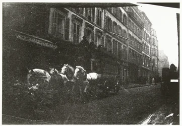 Straatgezicht met paarden en rijtuig in Parijs