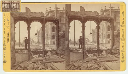 Stereofoto van het gerechtsgebouw gezien door de ruïnes van de oostkant van Clark Street na de brand van Chicago in 1871, 1871