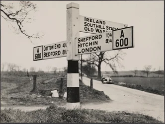 Een wegwijzer tussen Bedford en Shefford, ca 1940-60 (foto)