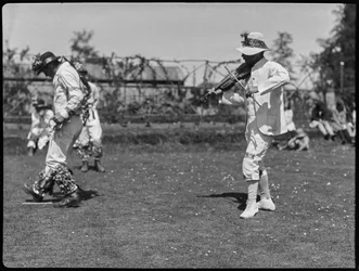 Een lid van de Bampton Morris groep voert een 
