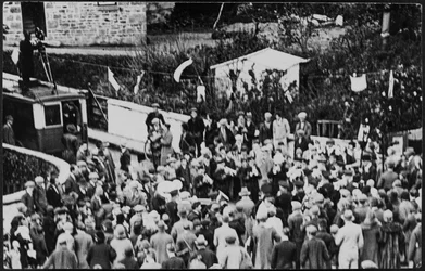 Menigte op Floradag voor de Helston Furry Dance,1925-35 (foto)