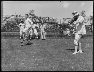 Leden van de Bampton Morris groep voeren een dans uit