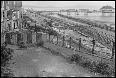 Het strand van Shanklin, met de steigers van de Admiraliteit