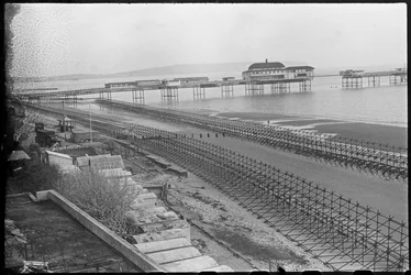 Het strand van Shanklin, met twee rijen Admiraliteitssteigers