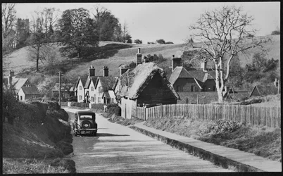 Uitzicht langs Sandhill Close, met St Michael