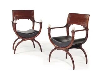 Paar curule armstoelen uit het einde van de Louis XVI-periode, voor 1792