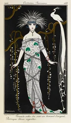 Grote avondjurk van zilverbrokaat. Costumes Parisiens nr. 73. Blauwe pruik, aigrettes. Afgebeelde vrouwen dragen avondjurken van zilverbrokaat, rode pantoffels en een blauwe pruik met zilveren hoofdtooi; op de achtergrond staat een witte pauw op een
