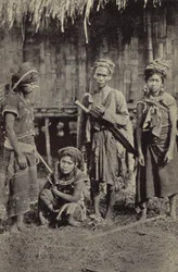 Birma: Een Kachin-man met de karakteristieke dah, en drie vrouwen