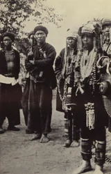 Birma: Akha Mannen met Vrouwen in al hun Pracht