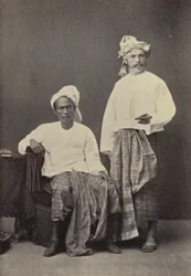 Birma: De auteur in Birmaanse kleding (1878) met een voetbalvriend