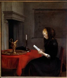 Vrouw die een brief leest