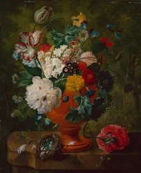 Zomerbloemen in een vaas met een vogelnest op een marmeren rand