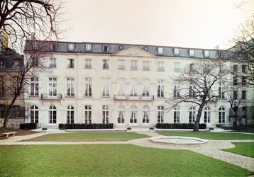 Uitzicht op de tuinfaçade van het Hotel de Beauharnais, gebouwd in 1713