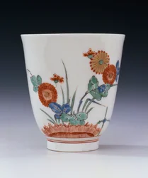 Een Bottger Kakiemon uitlopende beker beschilderd met chrysant en gras, ca. 1725