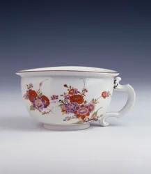 Een Bottger bourdaloue van onregelmatige ovale vorm geschilderd in de stijl van Johann Ehrenfried Stadler, c.1725