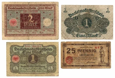 Een bankbiljet van twee mark, twee bankbiljetten van één mark en een bankbiljet van vijfentwintig pfennig, 1920-21