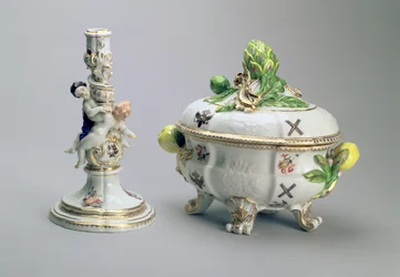 Kandelaar en gedekte schaal uit de St. Andrew Service, Meissen, 1744-5