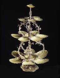 Geëmbosseerd tafelstuk met schelpvormige schalen door D.T. Moye, Hamburg, 1633-44