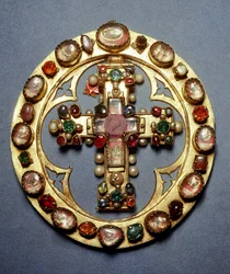 Gouden kruis en Duitse vervaardiging stenen