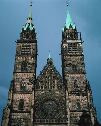 Roosvenster aan de westgevel van de St. Lorenzkerk