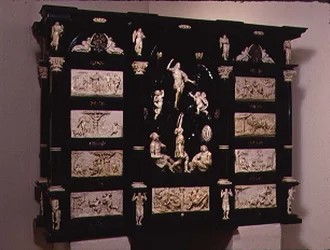 Zuid-Duits kunstkabinet, versierd met gesneden figuren en plaquettes, 1690