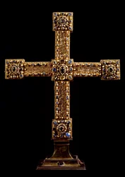 Het Kruis van het Rijk (Reichskreuz) gemaakt van goud, stenen en parels door de Duitse vervaardiging. Begin 11e eeuw Dim. 71x77 cm Wenen, Kunsthistorisches Museum