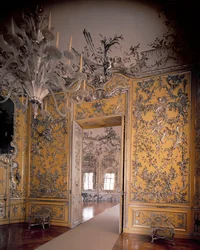 De Rustkamer die leidt naar de Spiegelzaal, ontworpen door Francois Cuvillies (1695-1768), met stucwerk door Johann Baptist Zimmermann (1680-1758), 1734-37