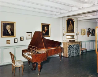 Gezicht op een kamer met een vleugel die toebehoorde aan Ludwig van Beethoven (1770-1827)