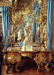 Schrijftafel en standbeeld van Lodewijk XV in de Spiegelzaal