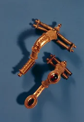 Twee gebogen broches, uit Hassleben, Thüringen (goud en edelstenen)
