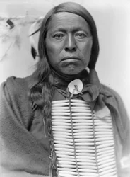 Sioux-opperhoofd Flying Hawk, ca. 1900