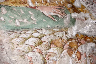 Armen van Madonna della Misericordia bedekken groep gesluierde vrouwen, fragment van fresco door Giacomo de Buschis genaamd il Borlone, kerk van Santa Maria Nascente, Gromo San Marino, Lombardije, Italië