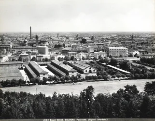 Panoramisch uitzicht op Bologna met enkele fabrieken.