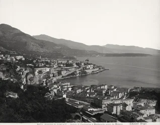 Uitzicht op Condamine en Montecarlo, twee bevolkte steden met uitzicht op zee. De foto is genomen vanuit Monaco