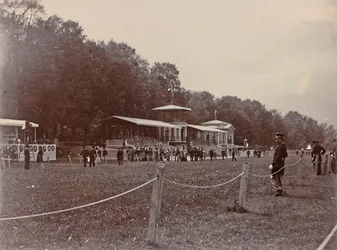 Politieagent op een renbaan tijdens een paardenrace