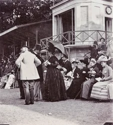 Toeschouwers in de tribunes bepalen de uitkomst van een race op de renbaan het Cascine Park: J. Halphon, Miss Serjeaf, hertogin Brindisi, hertogin Rohorn, gravin Della Gherardesca, de markies Bellisomi, Gondi