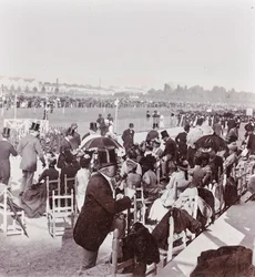 Toeschouwers renbaan in het Cascine Park: Generaal Pralormo, Neri Corsini, Alberto Rignano, Gennaro Placci, gravin Maud Ricci, gravin van Perkenstein