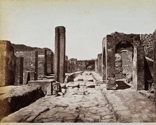 Structurele ruïnes langs de Strada di Stabia, op de archeologische site van Pompeii