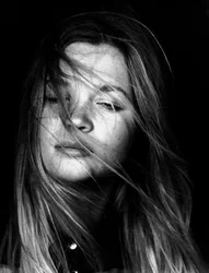 "Marilù". Portret van een jonge vrouw met door de wind verward haar