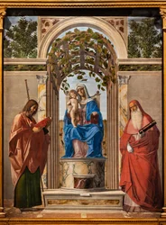 Madonna op de troon met kind Jezus tussen de heiligen Jacobus en Hiëronymus