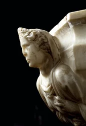 Wijwaterbak met de drie theologische deugden en waterbak met de vier kardinale deugden