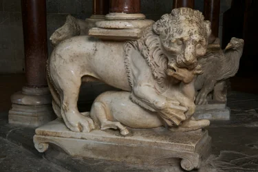 Leeuw, op de preekstoel in de kerk van Sant