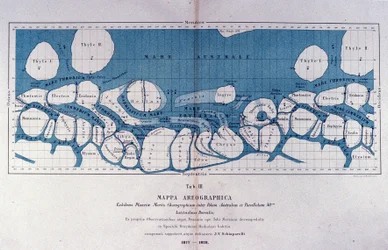 Kaart van de planeet Mars door Giovanni Virginio Schiaparelli (1835-1910), astrofysicus. Hij observeerde rechtlijnige formaties op de planeet Mars, die hij de Marskanalen (canali) noemde. 1877-1878