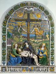De kruisafneming (Pietà). Jezus Christus en de Maagd Maria, omringd door de heilige Johannes en de heilige Maria Magdalena, voor het kruis met het opschrift INRI (I.N.R.I.). Keramisch laagreliëf van Giovanni della Robbia (1469-1529). Afmetingen 3 x 2,28