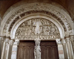Romaanse kunst: Tympanum gebeeldhouwd dat het laatste oordeel voorstelt. Beeldhouwwerk van Meester Gislebertus