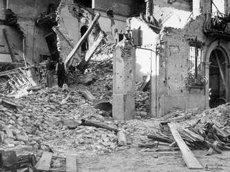 De bombardementen van Sermide. Twee mensen tussen het puin van een verwoest gebouw